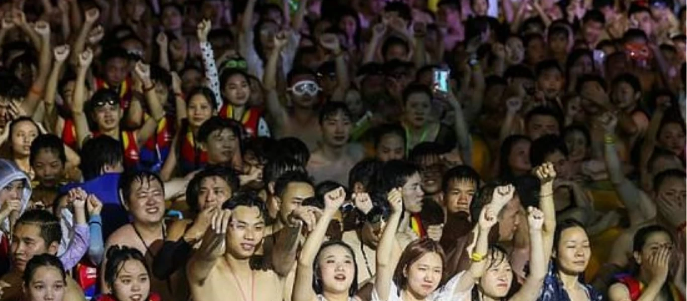 Ουχάν: Ο κόσμος ξεχύθηκε στους δρόμους - Πάρτι και μουσικές εκδηλώσεις